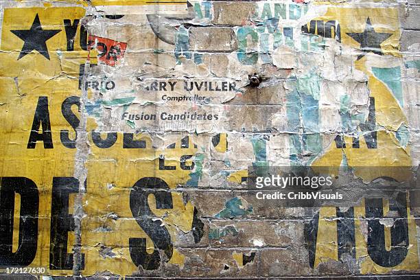 billboard poster an der wand mit rissen und zerrissen papier hintergrund - poster wand stock-fotos und bilder