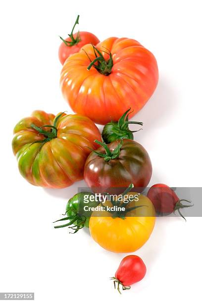 bio-heirloom tomaten - tomate freisteller stock-fotos und bilder