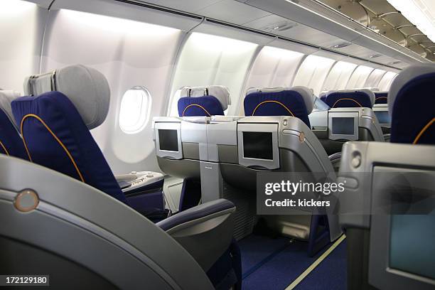 business class airliner platz mit multimedia-messgerät - aisle seat airline stock-fotos und bilder