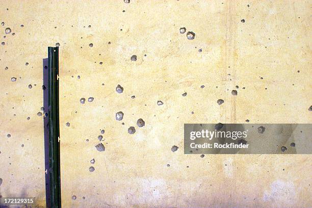 ausgehöhlte laufsohle wand - bullet holes stock-fotos und bilder