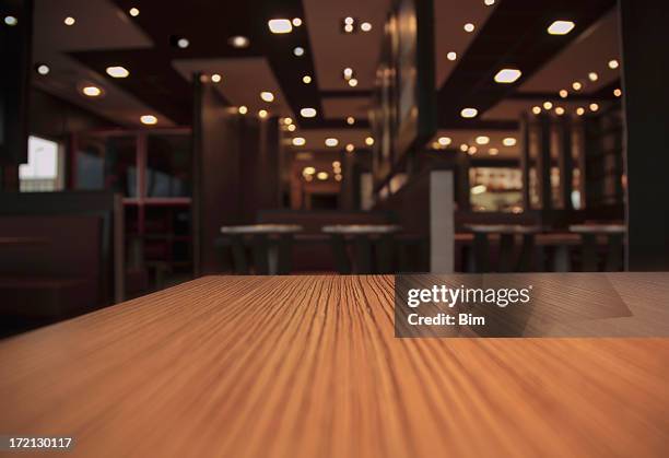 tabella in un ristorante - empty table foto e immagini stock