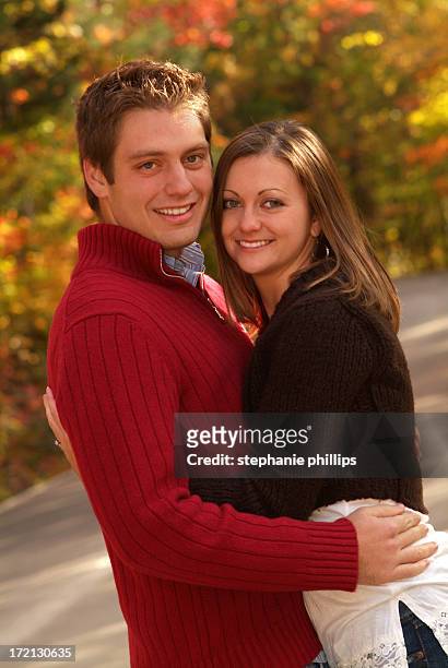 joven pareja en el amor retención otras estrechamente en otoño - autumn phillips fotografías e imágenes de stock