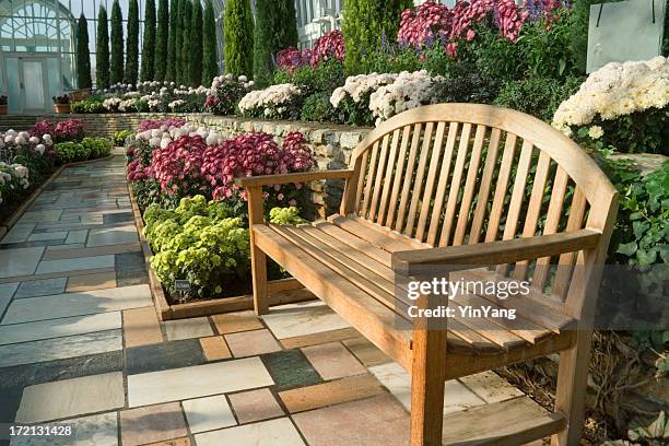 jardín formal de flores de otoño, banco, stone en invierno - formal garden fotografías e imágenes de stock