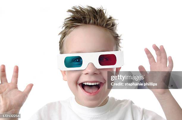 heureux jeune garçon avec des lunettes 3d sur fond blanc - lunettes 3d photos et images de collection