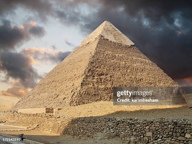 photo of a pyramid in giza showing stormy clouds above - piramide van chefren stockfoto's en -beelden