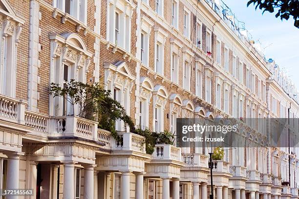 maisons mitoyennes - daily life in london photos et images de collection