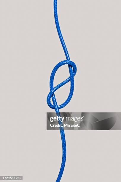 figure 8 knot tied with blue rope - noeud coulant en huit photos et images de collection