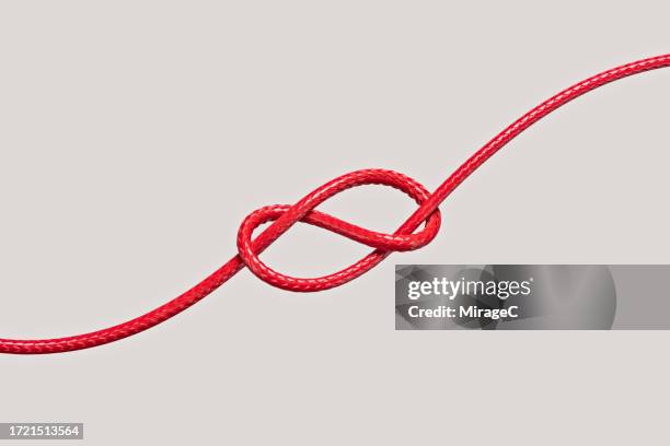 figure 8 rope knot tied with red rope - noeud coulant en huit photos et images de collection