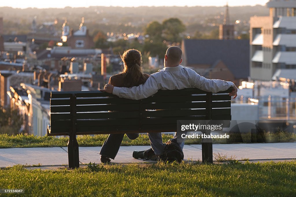 Giovane coppia godendo il tramonto