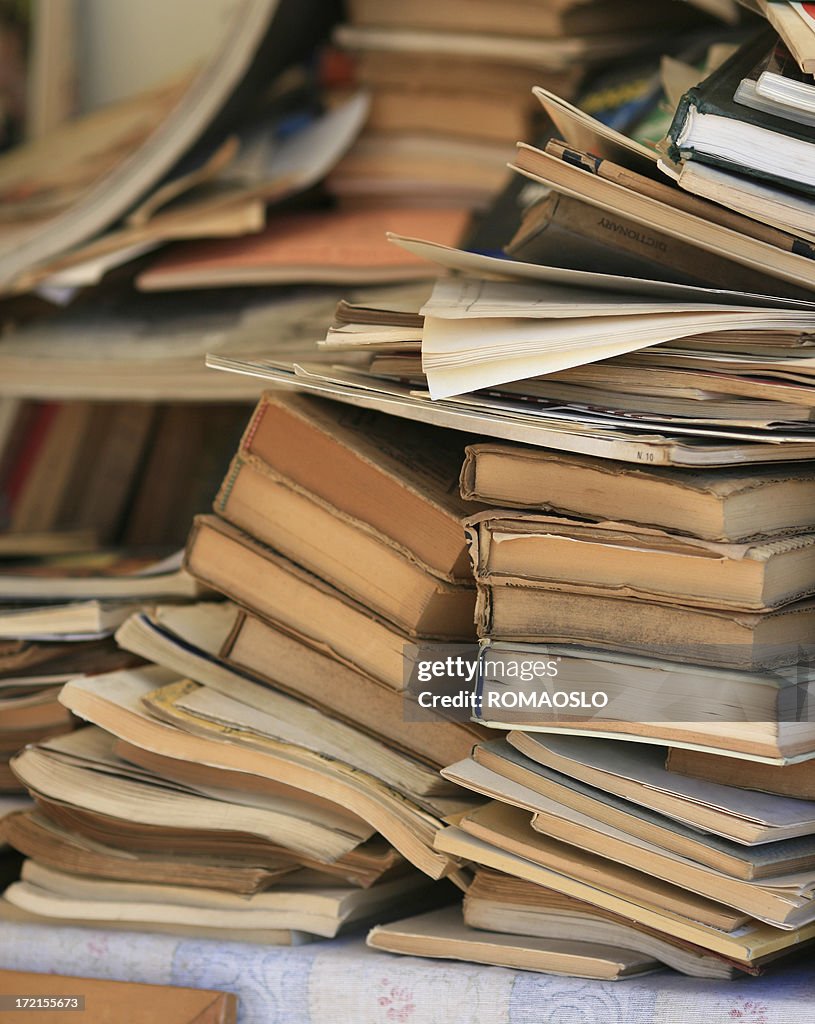 Stapel von alten Büchern auf dem Flohmarkt