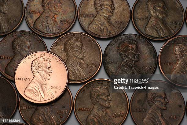 three lines of old pennies and one shiny new one - us penny stock pictures, royalty-free photos & images
