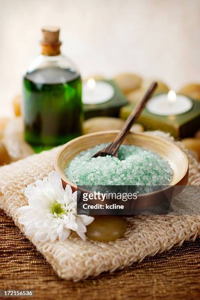 spa mineral salts - badzout stockfoto's en -beelden