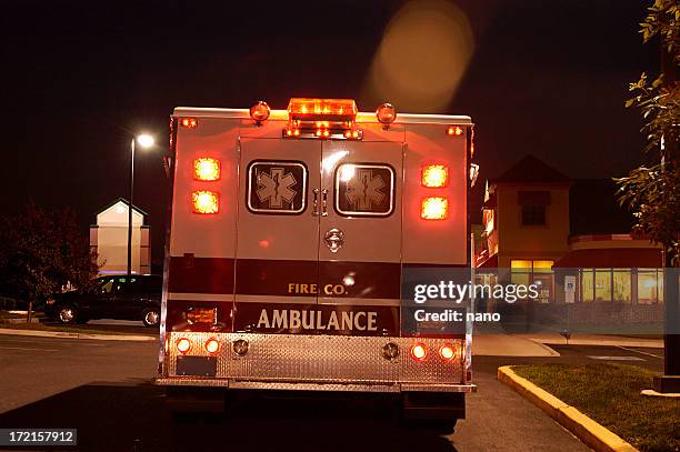 ambulance de nuit - ambulance rear view photos et images de collection