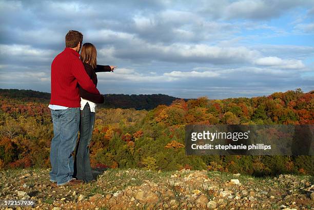 joven pareja en el amor pie en ridge en otoño - autumn phillips fotografías e imágenes de stock