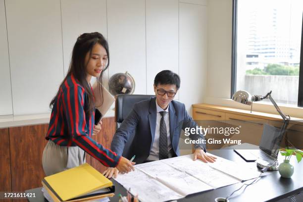a confident female secretary discusses official business with her boss in the conference room - 互聯網 stock pictures, royalty-free photos & images