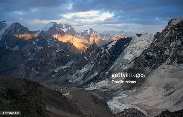twilight-szene auf die pamir berge - tadschikistan stock-fotos und bilder