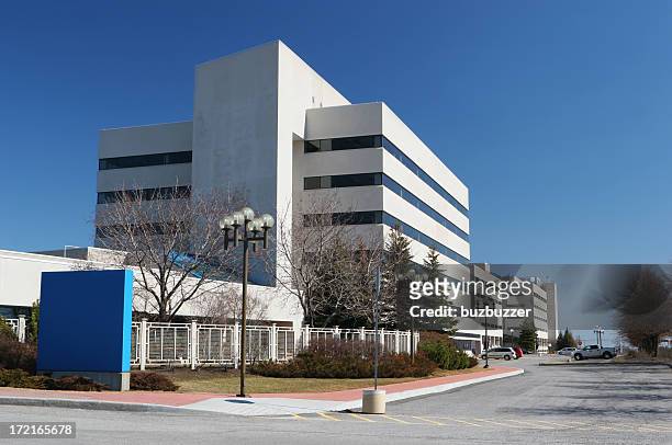 modern hospital building with sign - healthcare facilities stock pictures, royalty-free photos & images