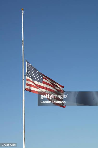 media de mast - bandera a media asta fotografías e imágenes de stock