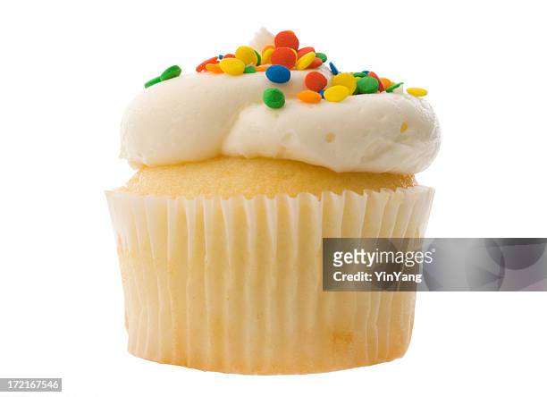 blanco cumpleaños magdalenas con glaseado con cubierta de crema de vainilla, virutas de colores aislado en blanco - cupcake fotografías e imágenes de stock