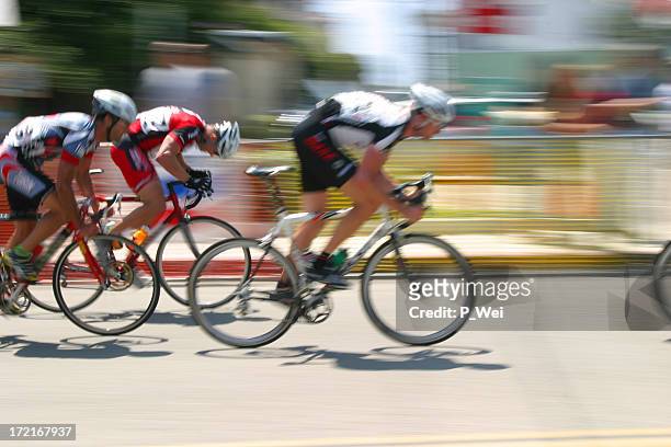 bicicletta da corsa: un allontanamento - gara sportiva foto e immagini stock