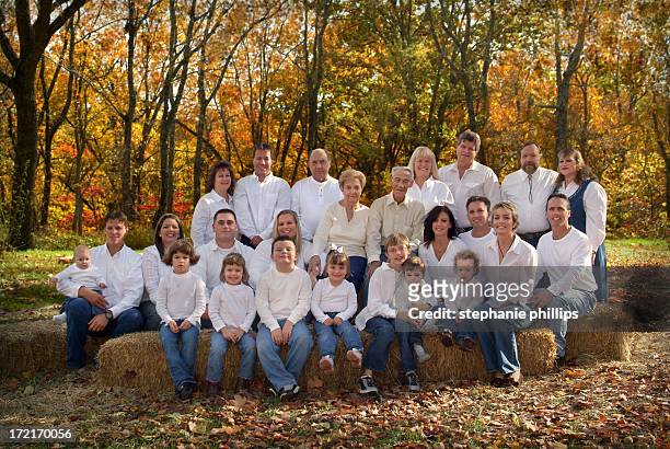grupo grande de personas de estar al aire libre para retrato de familia - autumn phillips fotografías e imágenes de stock