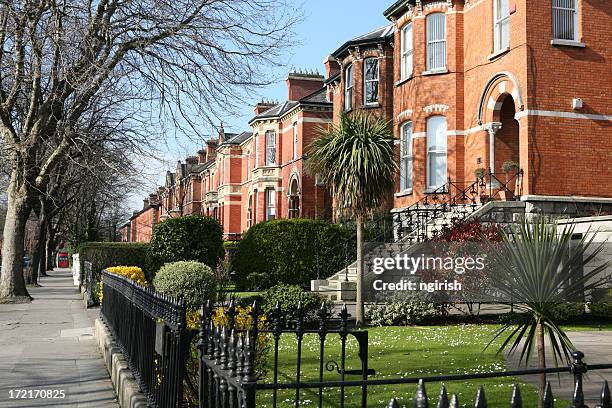 row of houses in ireland - dublin stock pictures, royalty-free photos & images