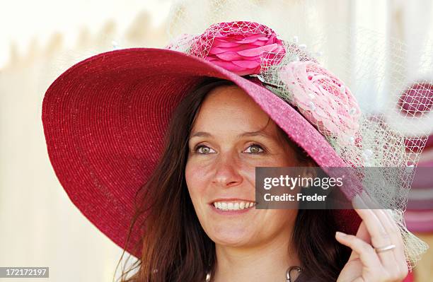 senhora de chapéu cor-de-rosa - easter hats - fotografias e filmes do acervo