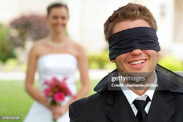 blindfolded groom will not see the bride before the wedding - blindfolded bride 個照片及圖片檔