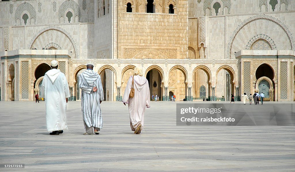 Fiéis caminhada na direção de Hassan II mesquita, Casablanca, Marrocos