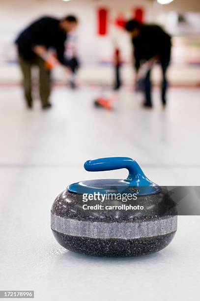 curling-team in action - curling stock-fotos und bilder