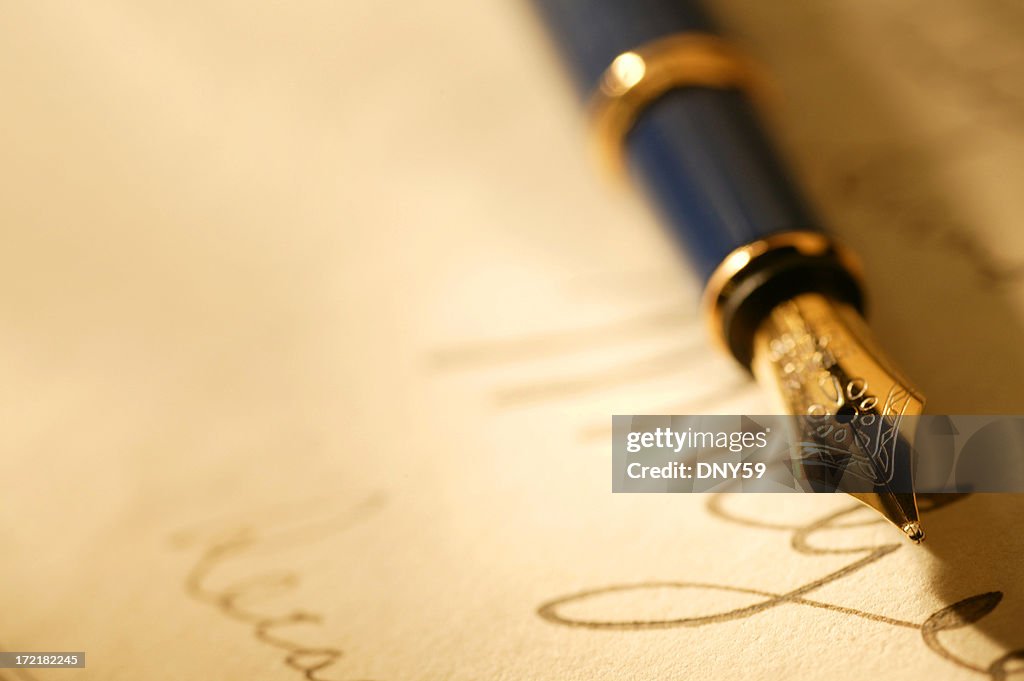 Gros plan sur un stylo plume et une Signature