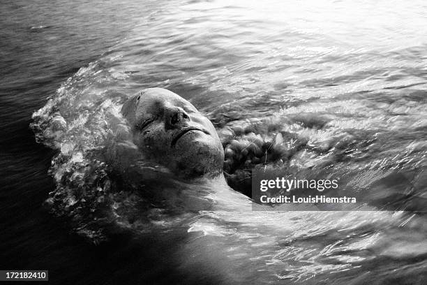 keep your head above the water - dead person photos stockfoto's en -beelden