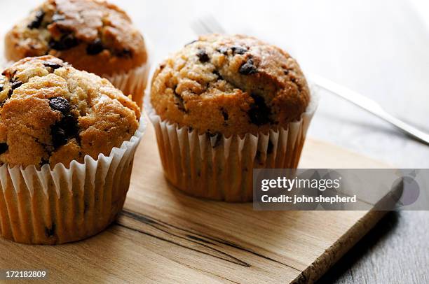 chocolate chip muffins - muffin stockfoto's en -beelden