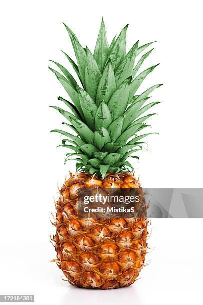 isolated pineapple on white background - ananas stockfoto's en -beelden