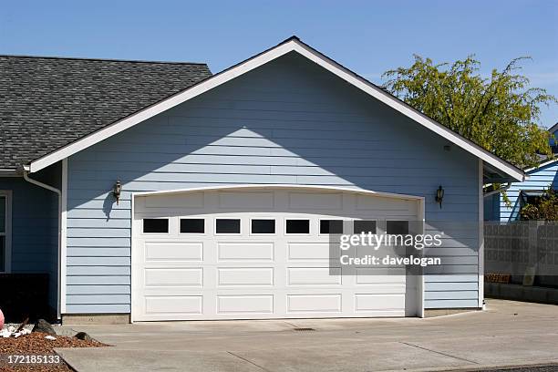 arched garage door opening - autobergplaats stockfoto's en -beelden