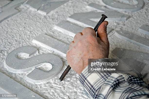 trabajador de mármol, bien a tombstone - carving fotografías e imágenes de stock