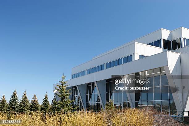 modern research center building - onderzoeksfaciliteit stockfoto's en -beelden