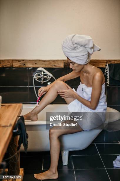 beauty-routine in arbeit - rasieren stock-fotos und bilder