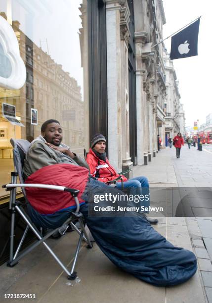 Queue For The New Ipad 3 At Regent Street Apple Store Today;.Derrick Mwanje, Left, And Syed Ali, Right, Are Both From Southall..Jeremy Selwyn....