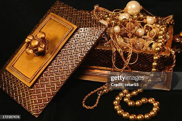 golden treasure chest with gold and pearl jewelry - treasuregold bildbanksfoton och bilder