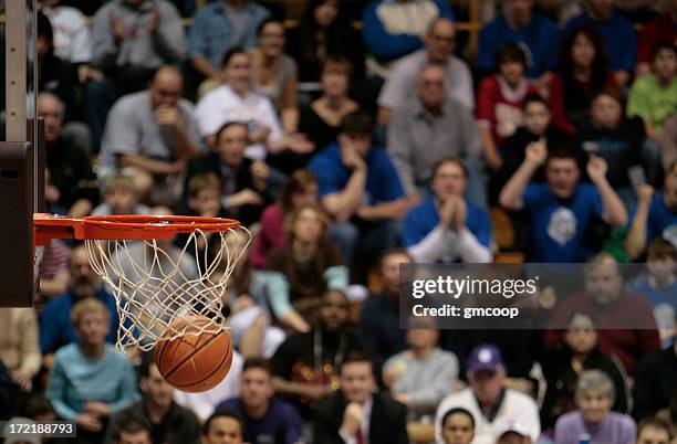 de basket-ball et backboard avec les fans en arrière-plan. - ballon de basket photos et images de collection