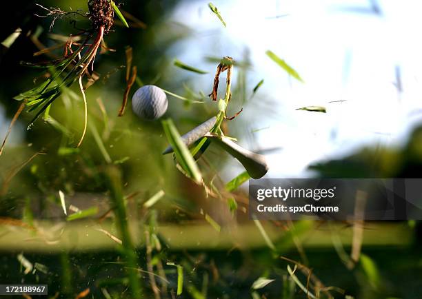 broken tee com bola de golfe em voo - atirar à baliza imagens e fotografias de stock