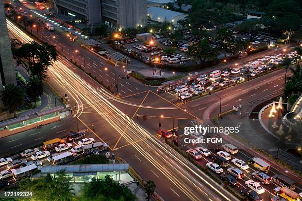 attraversare le strade-manila - manila philippines foto e immagini stock