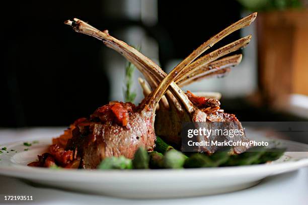 costillar de cordero en el centro de atención - lamb roast fotografías e imágenes de stock