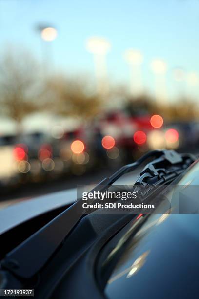 windshield wiper closeup - ruitenwisser stockfoto's en -beelden