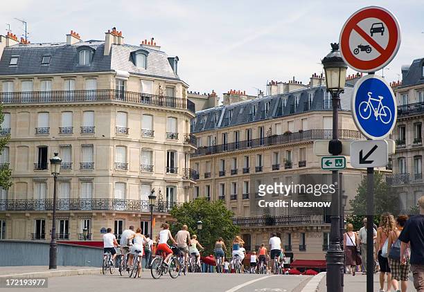 balade en vélo à paris - signalisation photos et images de collection