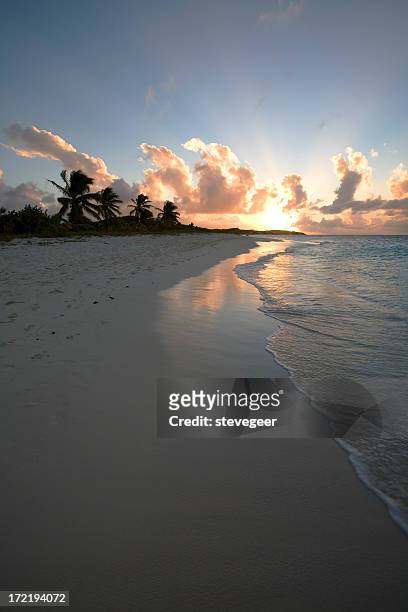 coucher de soleil des caraïbes, anguilla - anguilla photos et images de collection