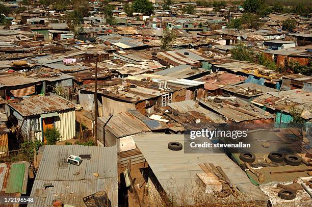 shantytown hütten soweto township south africa - apartheid stock-fotos und bilder