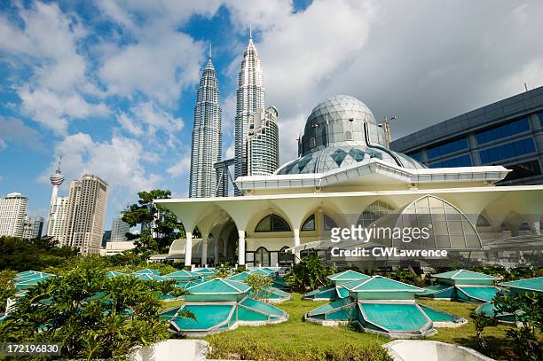 beautiful view on asy-syakirin mosque with petronas towers - kuala lumpur stock pictures, royalty-free photos & images