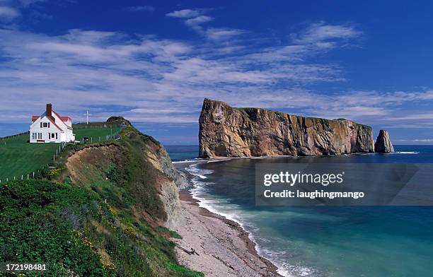 gaspe perce rock quebec, canada - quebec foto e immagini stock